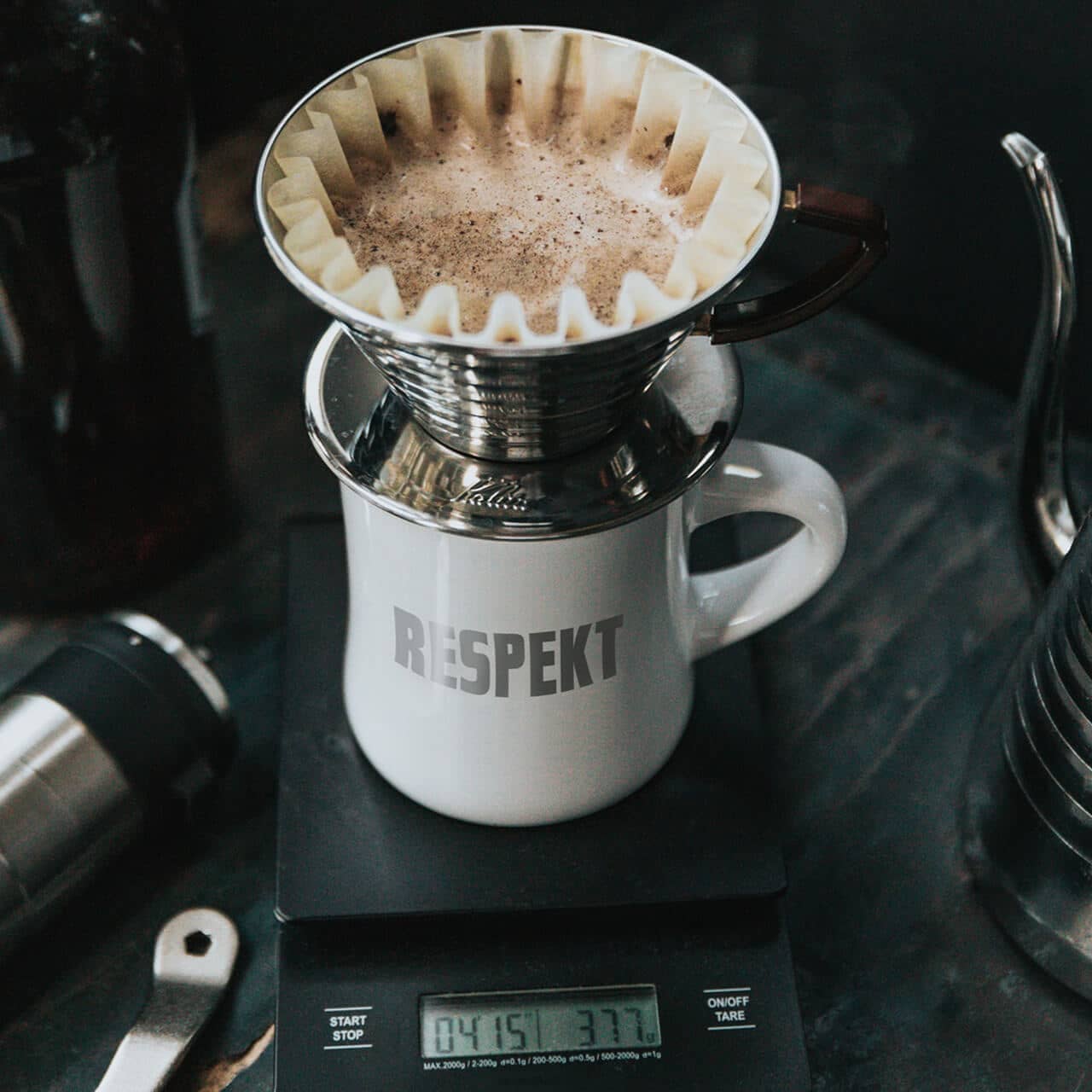 Kaffeefilter auf einer Tasse - Jedes Gramm Respekt.