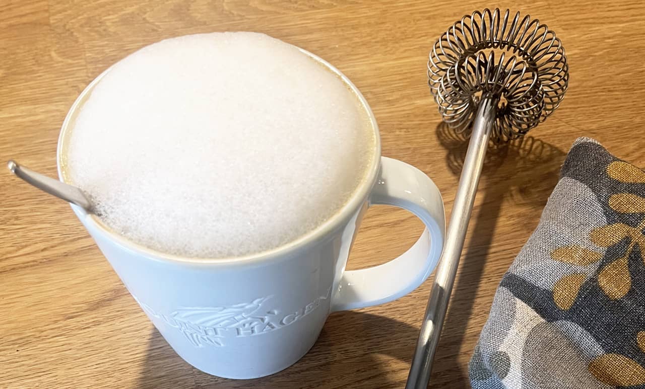 Milchschaum mit dem Molamano, einem unverwüstbarer Schneebesen, der wirklich tollen Schaum produziert. Ganz ohne Elektrik.